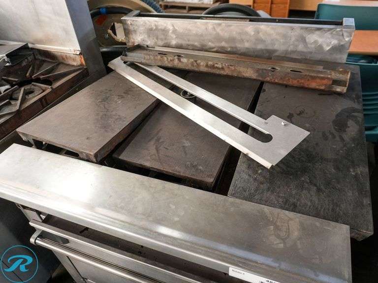 Wolf FS-0-27-3HT 2-Burner Griddle With Oven, Gas - Roller Auctions