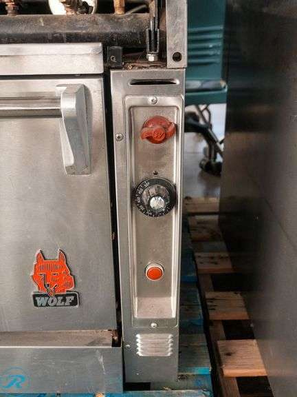 Wolf FS-0-27-3HT 2-Burner Griddle With Oven, Gas - Roller Auctions
