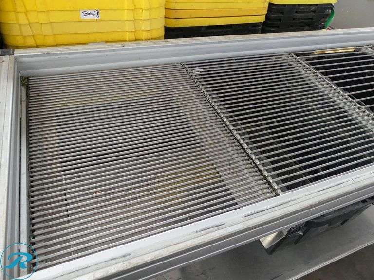 EZ Trim Harvesting Bud Sorter Table on Casters, 1/4" to 1-1/4" Grates, 100" x 28" - Roller Auctions