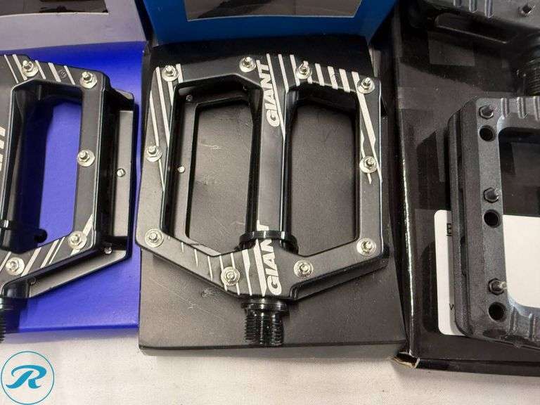 (2) Giant Original MTB Sport Pedals and Deity Deftrap Pedals - Roller Auctions