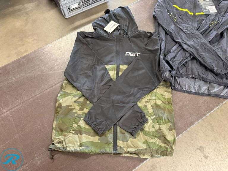 (2) Men’s Windbreakers, Size S - Roller Auctions