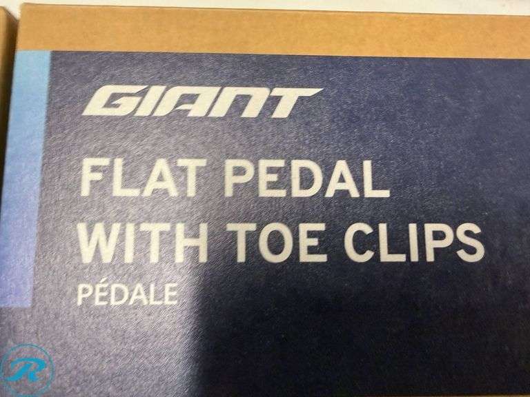 (2) Giant Flat Pedals With Toe Clip Sets - Roller Auctions