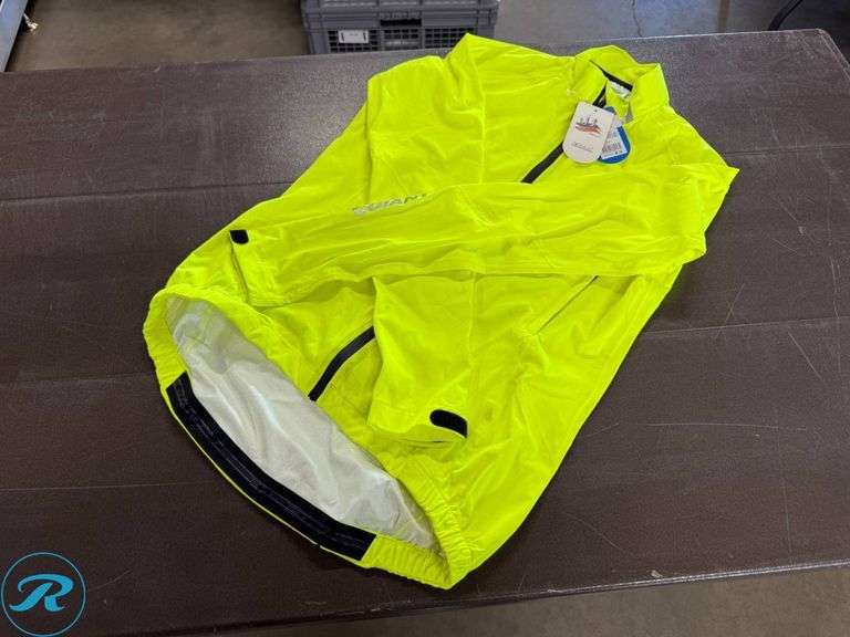 Giant Proshield Men’s Rain Jacket, Size S - Roller Auctions