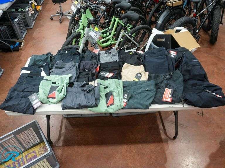 Crate of (23) Men's Cycling Shorts, Size L, Assorted Brands - Roller Auctions