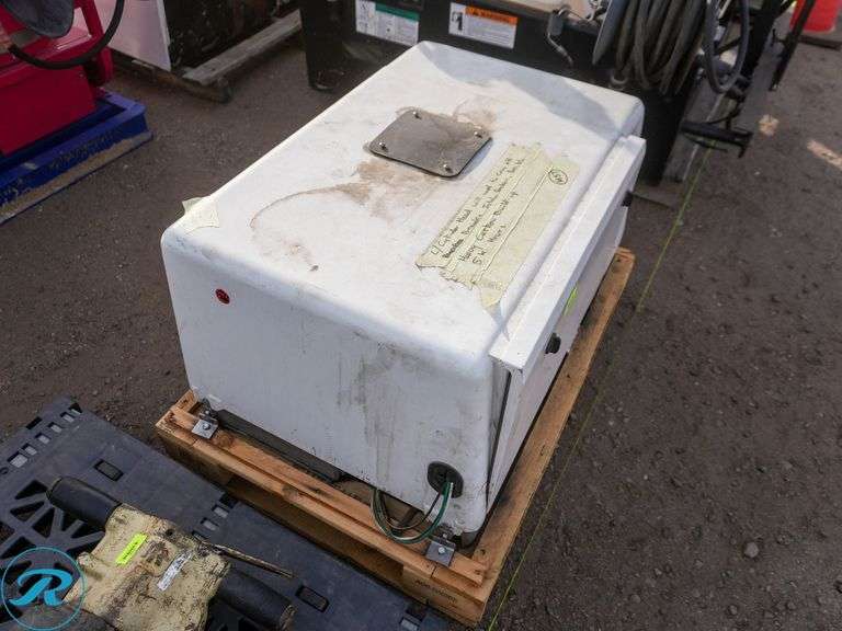 Cummins 7 KW. Generator, Onan Gas Engine, 1-Phase, Approximately 5000 Hours, Heavy Carbon Buildup - Roller Auctions