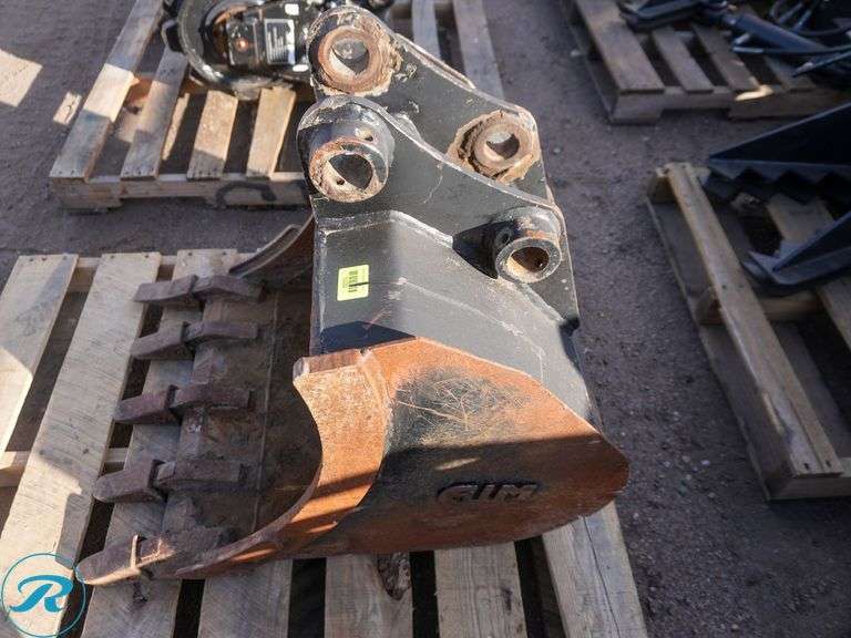 Takeuchi 24" Bucket To Fit Mini Excavator - Roller Auctions