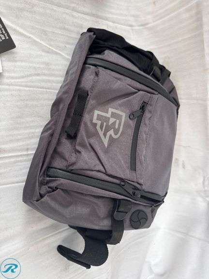 (2)Race Face Stash 3L Hip Bags and (2)Stash Quick Rip Hip Bags, Charcoal and Stealth, OS - Roller Auctions