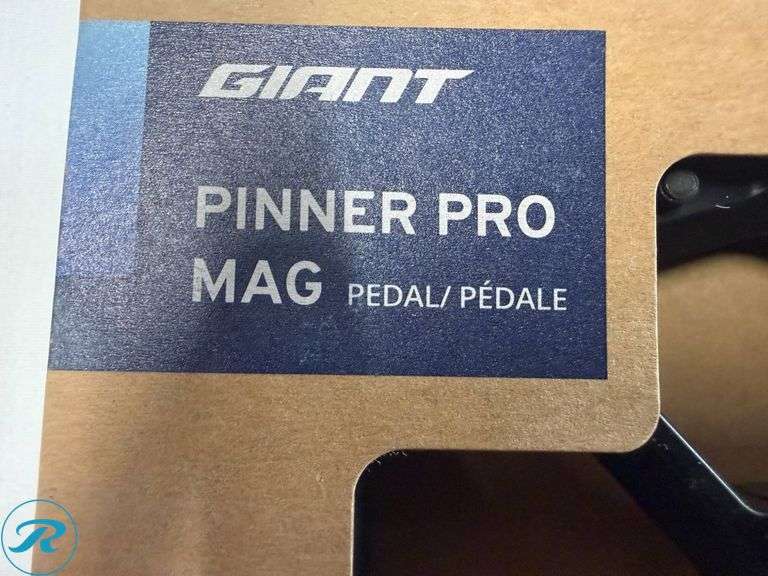 Giant Pinner Pro Mag Flat Pedals - Roller Auctions