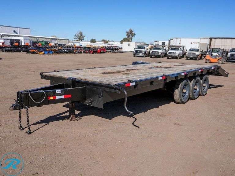 1986  TRLR  Tri-Axle Equipment Trailer - Roller Auctions