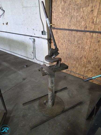 Beverly B-2 Manual Metal Shear on Pedestal Stand