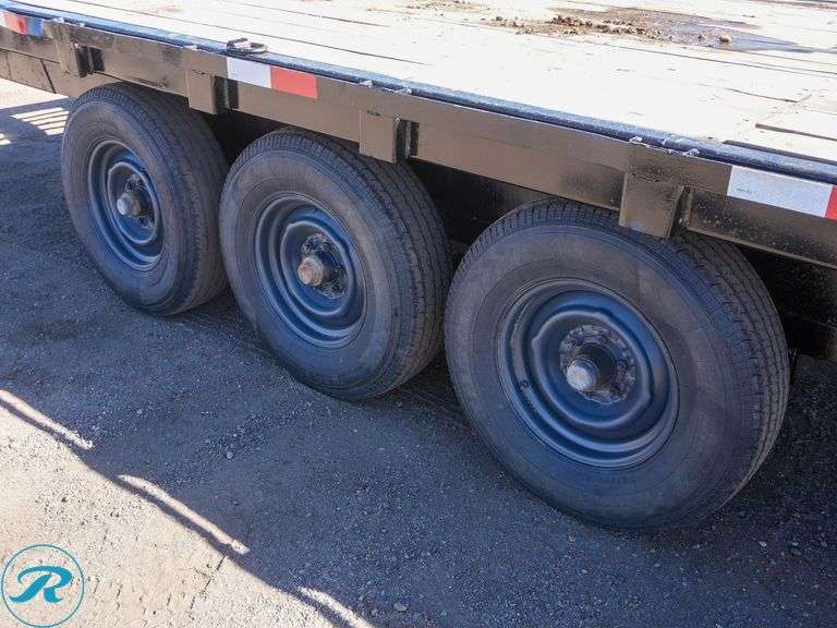 1986  TRLR  Tri-Axle Equipment Trailer - Roller Auctions