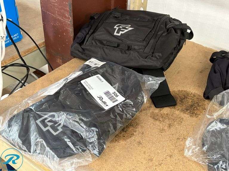 (2) Race Face Stash Quick Rip 3L Hip Bags in Stealth - Roller Auctions