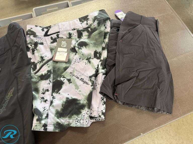 (4) Women’s Cycling Shorts, Size L - Roller Auctions