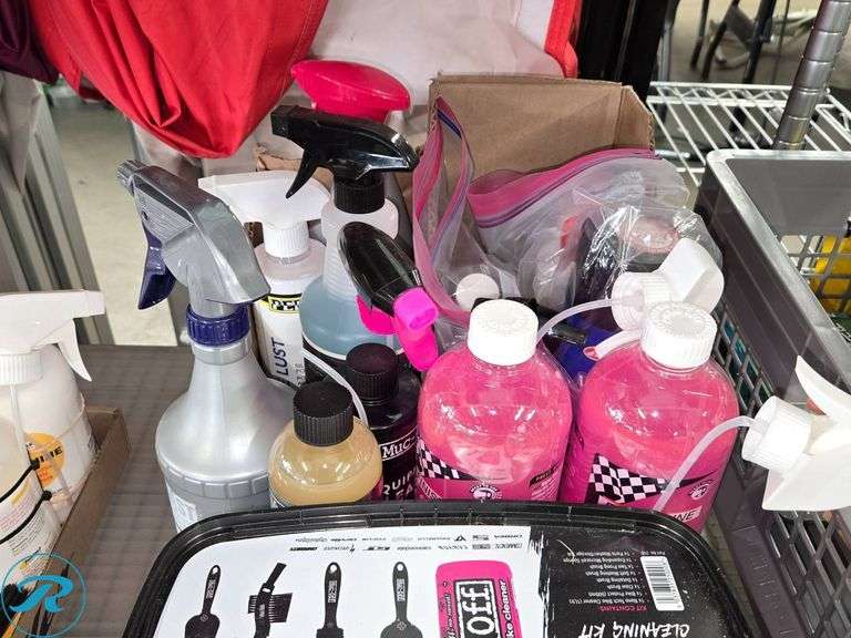 Muc-Off X3 Dirty Chain Machine Kit with Assorted Cleaning Supplies - Roller Auctions