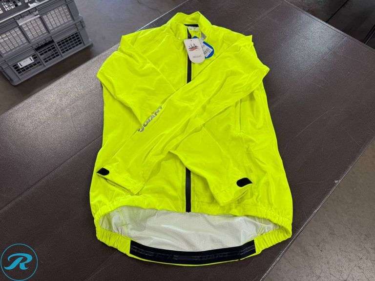 Giant Proshield Men’s Rain Jacket, Size S - Roller Auctions