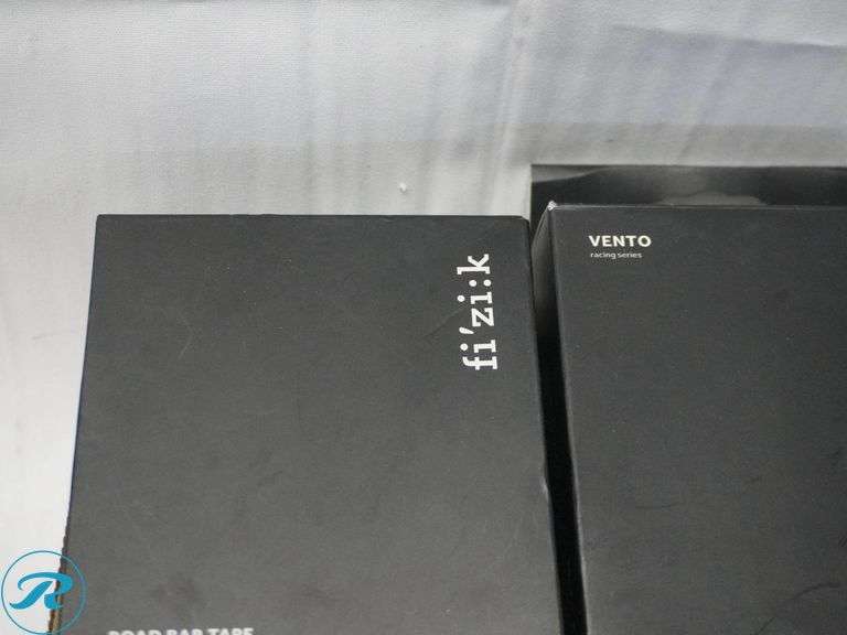 Tray of Fizik Vento and Solocush Tacky Road Bar Tape - Roller Auctions