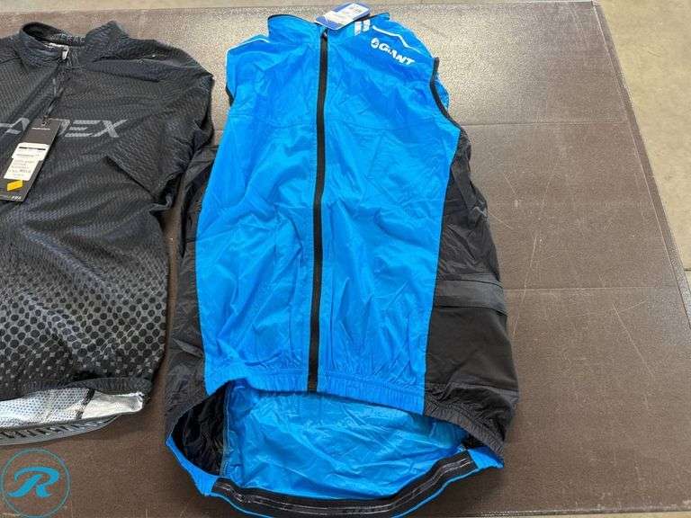 Giant Cycling Men’s Apparel: ONT Tour Jerseys and (2) Superlight Wind Vest, Size M - Roller Auctions