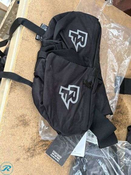 (2) Race Face Stash Quick Rip 3L Hip Bags in Stealth - Roller Auctions