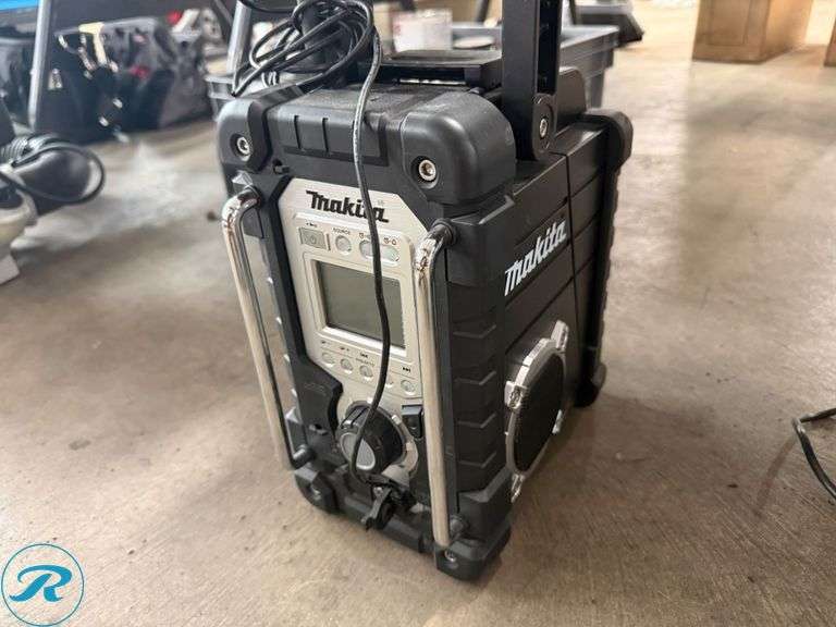 Makita XRM03 Cordless Job Site Radio - Roller Auctions