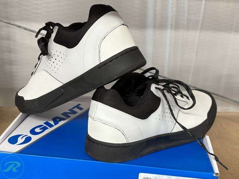 Giant Shuttle Flat Cycling Shoes, Size EU 45, Grey - Roller Auctions