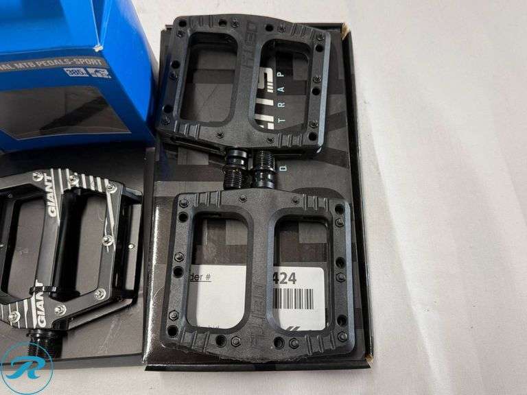 (2) Giant Original MTB Sport Pedals and Deity Deftrap Pedals - Roller Auctions
