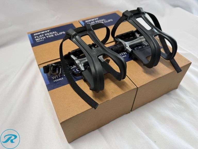 (2) Giant Flat Pedals With Toe Clip Sets - Roller Auctions