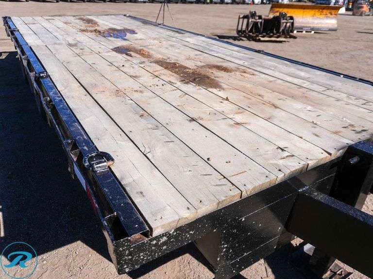 1986  TRLR  Tri-Axle Equipment Trailer - Roller Auctions