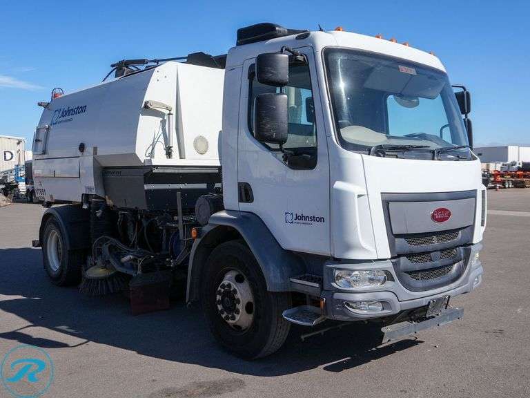 2017 Peterbilt VT651 Street Sweeper - Roller Auctions