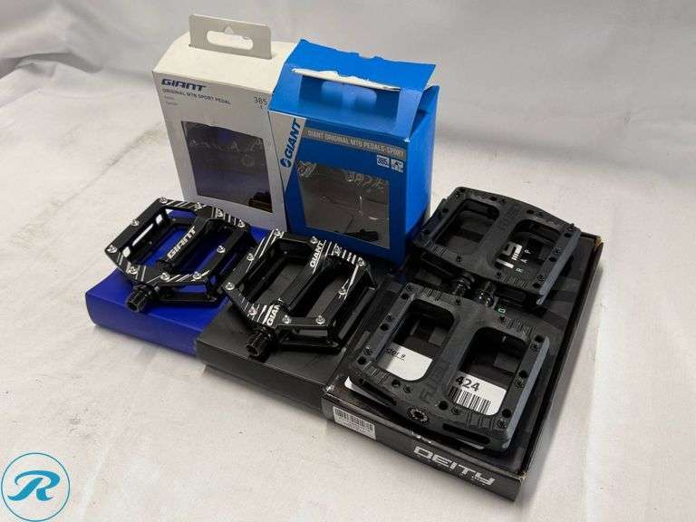 (2) Giant Original MTB Sport Pedals and Deity Deftrap Pedals - Roller Auctions