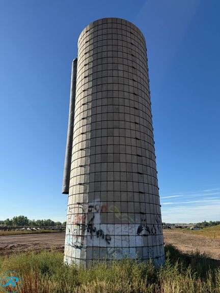 (2) Concrete Stave Silos, 40' Height, 44' Circumference, 14' Internal Diameter, On Concrete Foundations (No Roofs) - Roller Auctions