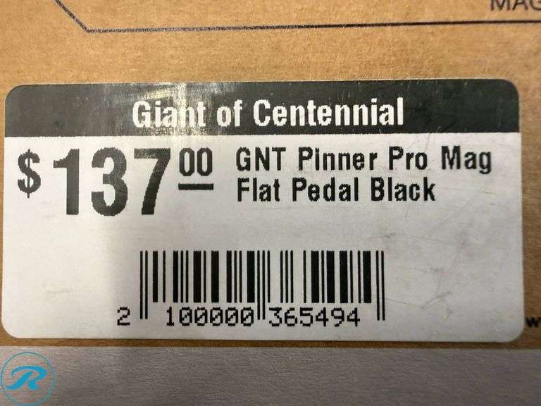 Giant Pinner Pro Mag Flat Pedals - Roller Auctions