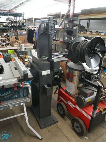 Manual Arbor Press on Heavy Steel Base - Roller Auctions