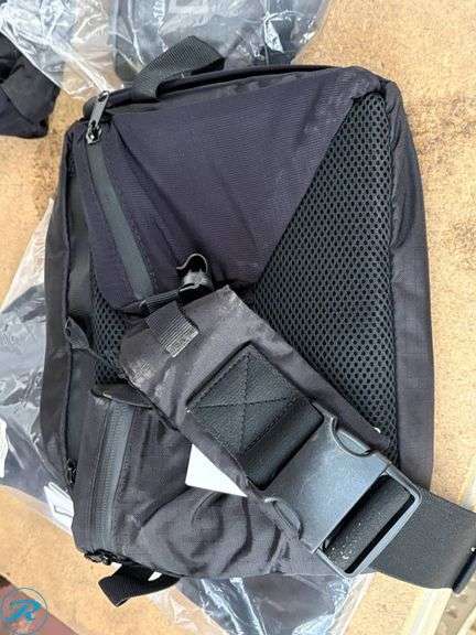 (2) Race Face Stash Quick Rip 3L Hip Bags in Stealth - Roller Auctions