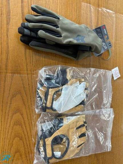 Tray of Cycling Gloves by 100%, Fox, and Others - Roller Auctions