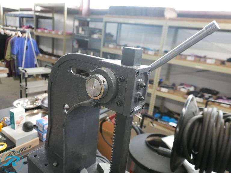 Manual Arbor Press on Heavy Steel Base - Roller Auctions