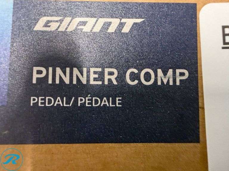 (2) Giant Pinner Comp Flat Pedal Sets - Roller Auctions