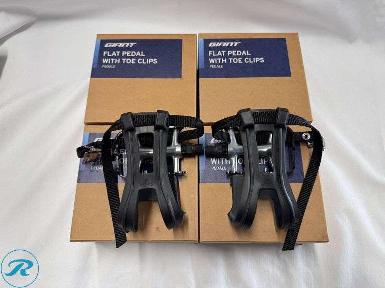(2) Giant Flat Pedals With Toe Clip Sets - Roller Auctions