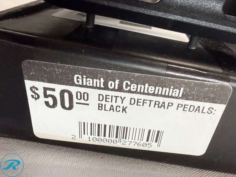 (2) Giant Original MTB Sport Pedals and Deity Deftrap Pedals - Roller Auctions