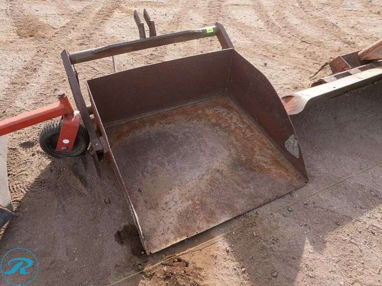 3-Point Scoop Bucket Attachment - Roller Auctions