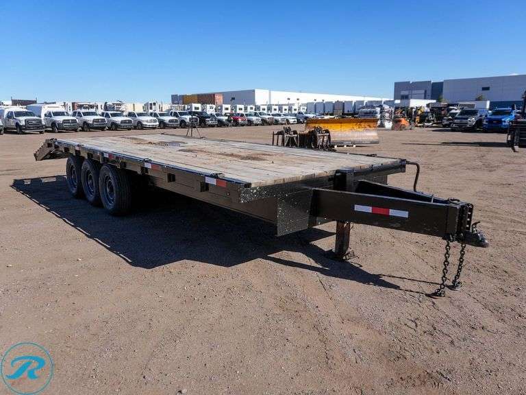 1986  TRLR  Tri-Axle Equipment Trailer - Roller Auctions