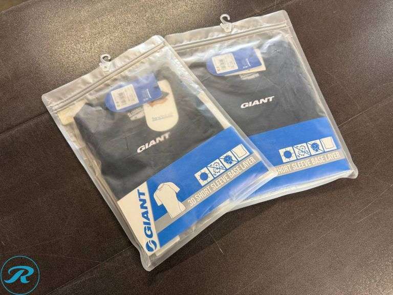 (2) Giant 3D Short Sleeve Men’s Base Layers, Size M - Roller Auctions
