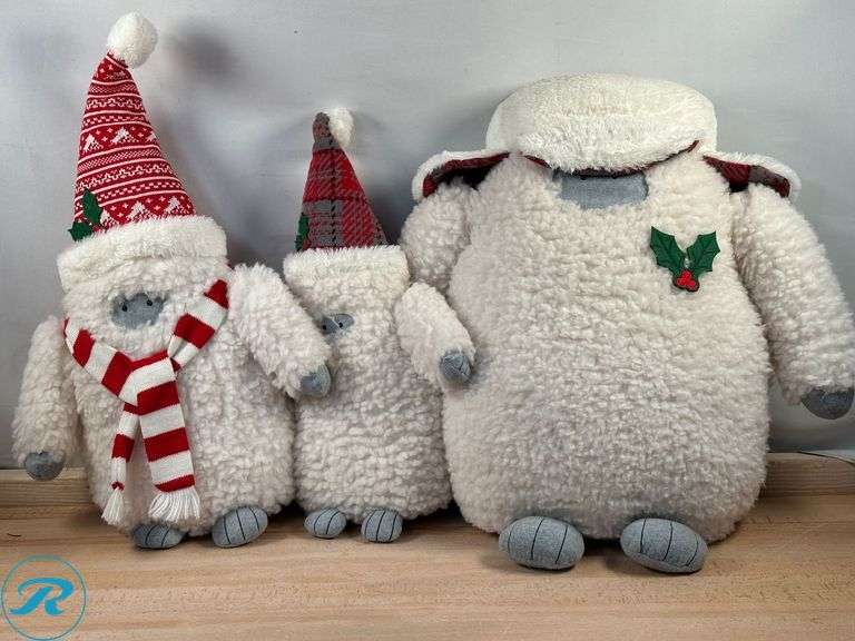 Christmas Yeti Family Set of 3- Like New; 50.8 cm (20 in.) Christmas Grinch and Max by Jim Shore- New/ Crack in Head - Roller Auctions