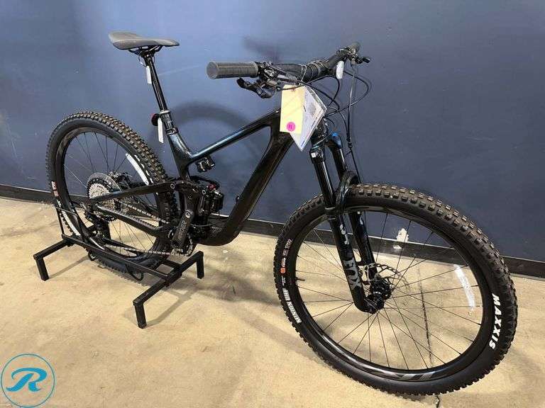 Giant Trance Advanced Pro Full Suspension Mountain Bike, Shimano Deore XT Components, Fox Shocks, Praxis Crankset, Hydraulic Disc Brakes, Size Medium