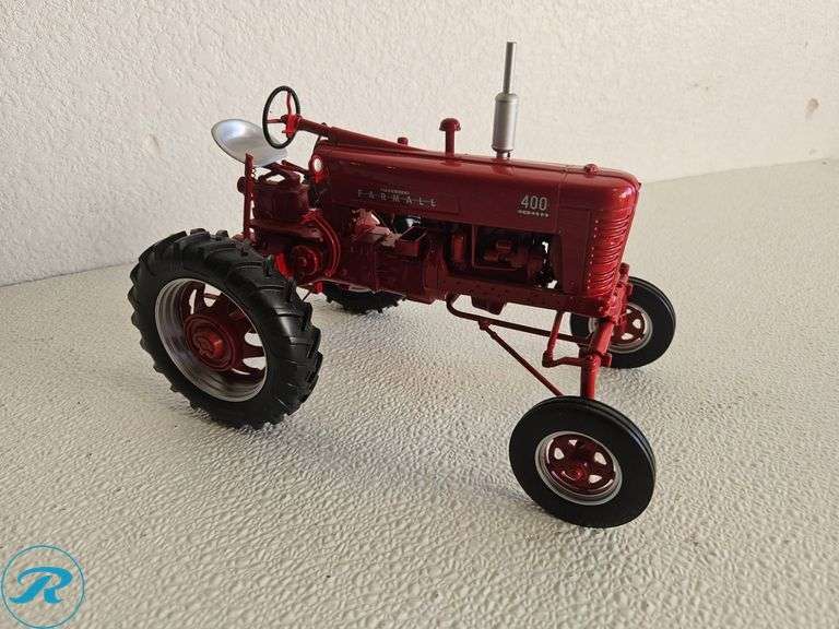 (2) McCormick Farmall Diecast Model Tractors: Models 400 and 560 - Roller Auctions