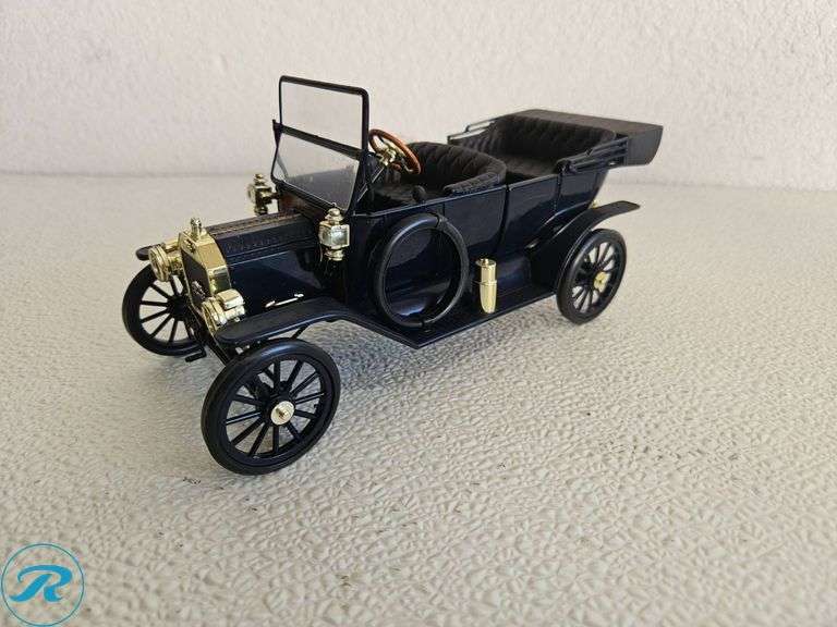(4) Diecast Model Vehicles Featuring Early 20th Century Ford Trucks and Cars - Roller Auctions