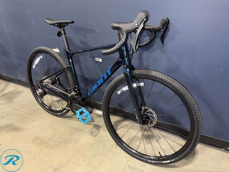 Giant Revolt Medium Gravel Bike with Shimano GRX Components