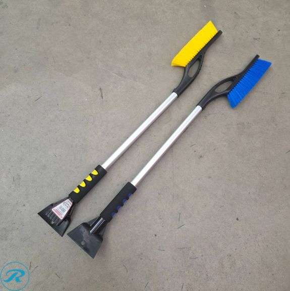 (2) Snow Brushes with Integrated Ice Scrapers