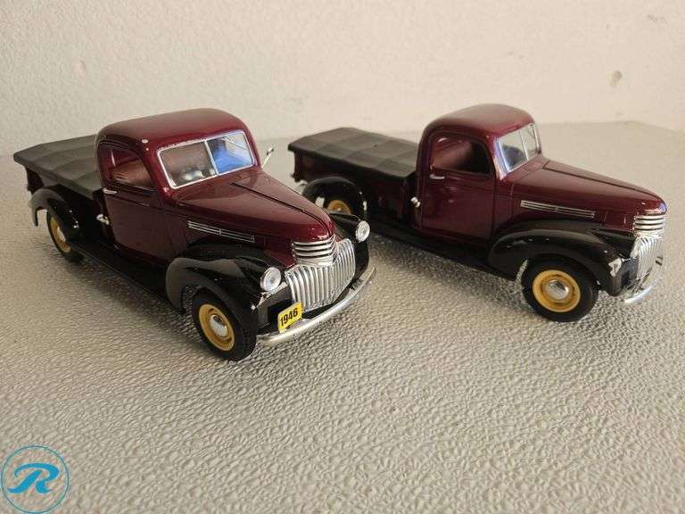 (2) Chevrolet 1946 Diecast Model Trucks