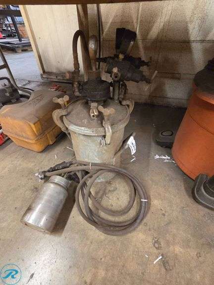 Pressure Pot with Hoses and Spray Gun