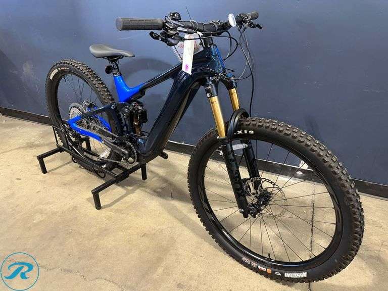 Giant Trance X Advanced E+0 Electric Bike, Shimano Deore XT Components, Hydraulic Disc Brakes, Praxis Crankset, Fox Shocks, Size Medium